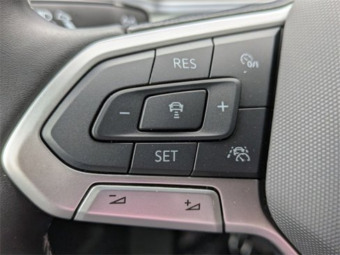 New 2025 Volkswagen Taos SEL image 15