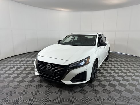 Used 2023 Nissan Altima 2.5 SR image 2