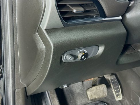 Used 2023 Chevrolet Traverse LT image 10