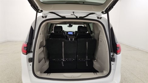 Used 2023 Chrysler Pacifica Touring-L image 32