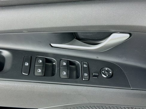Certified 2025 Hyundai Elantra SE image 17