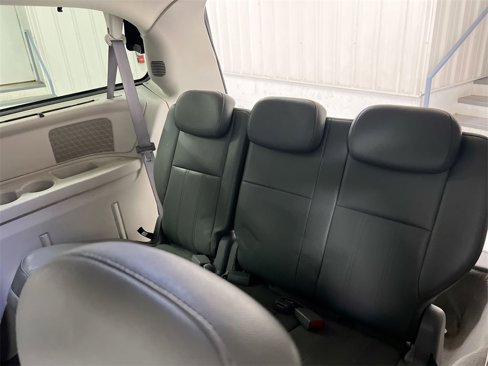 Used 2010 Chrysler Town & Country Touring image 28