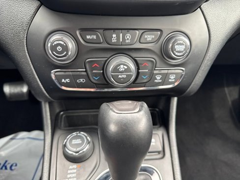 Used 2023 Jeep Cherokee Altitude Lux image 17