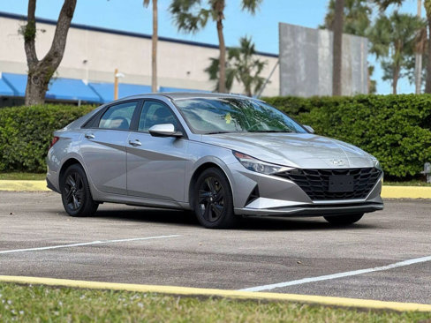 Used 2022 Hyundai Elantra SEL image 3