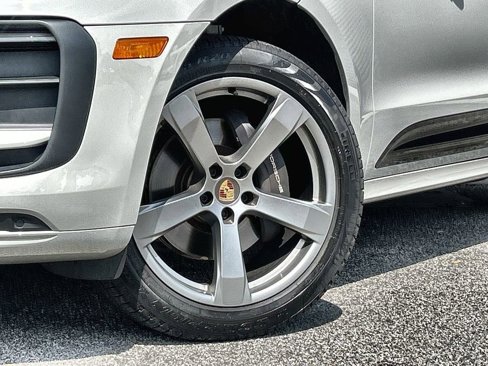 Certified 2024 Porsche Macan image 14