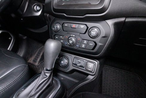 Used 2018 Jeep Renegade Latitude w/ Cold Weather Group image 13