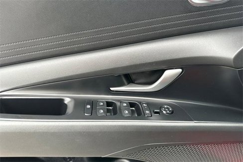 Used 2025 Hyundai Elantra SE image 11