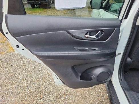 Used 2017 Nissan Rogue SV w/ SV Premium Package image 10