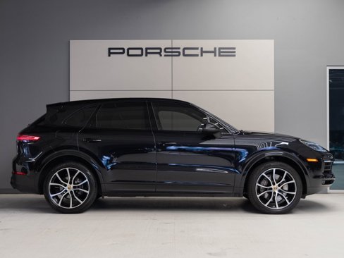 Certified 2022 Porsche Cayenne Platinum Edition image 8