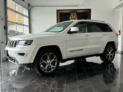 Used 2018 Jeep Grand Cherokee Limited image 3