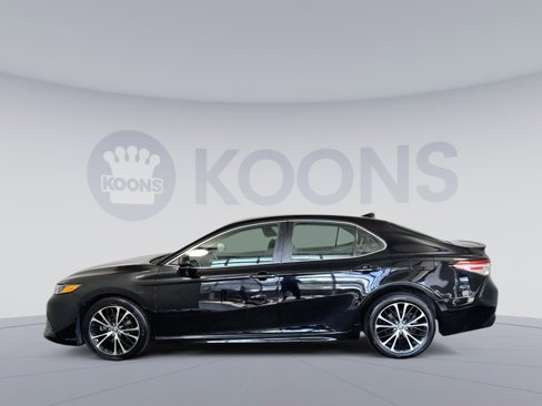 Used 2020 Toyota Camry SE image 2
