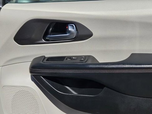 Used 2020 Chrysler Pacifica Touring-L image 13