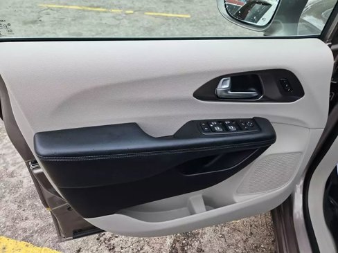 Used 2017 Chrysler Pacifica Limited w/ UConnect Theater Package image 10