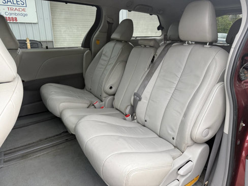 Used 2011 Toyota Sienna XLE image 17