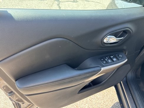Used 2018 Jeep Cherokee Limited w/ Technology Group image 12