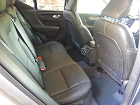 Used 2025 Volvo XC40 B5 Plus image 17