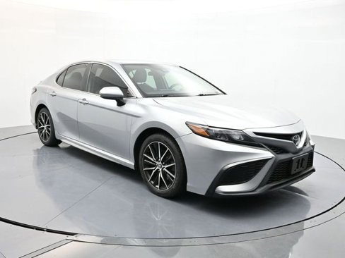 Used 2021 Toyota Camry SE image 3