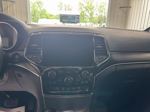 Used 2020 Jeep Grand Cherokee Limited image 19