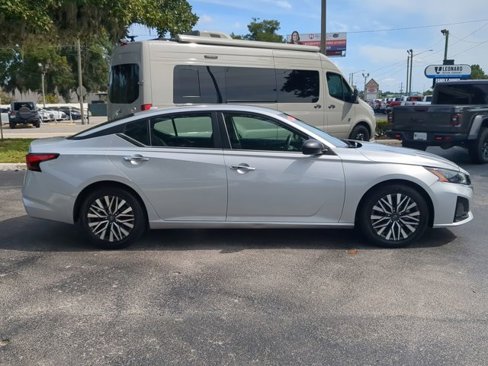 Used 2024 Nissan Altima 2.5 SV image 3