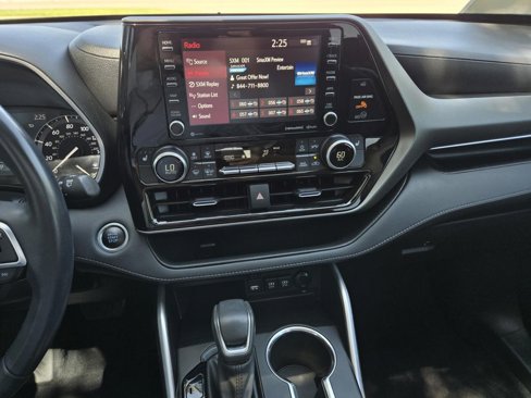 Used 2021 Toyota Highlander XLE image 24
