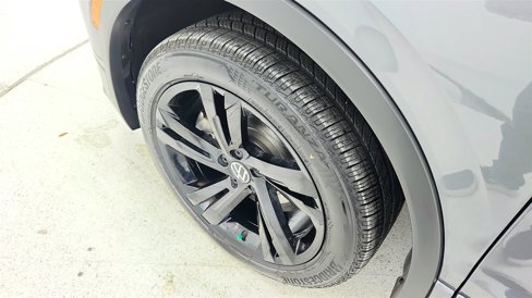 Used 2023 Volkswagen Tiguan SE R-Line image 25