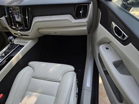 Used 2021 Volvo XC60 T6 Inscription w/ Protection Package Premier image 9