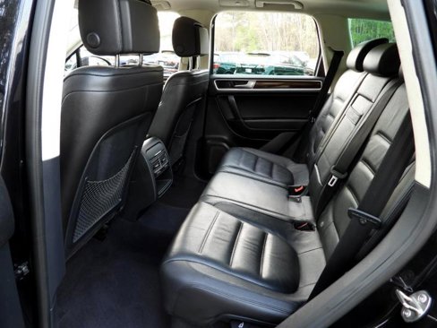 Used 2016 Volkswagen Touareg Sport image 30