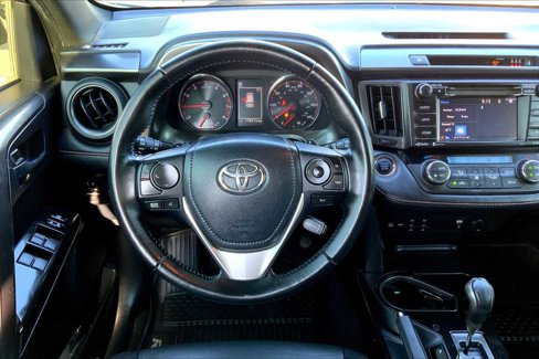 Used 2018 Toyota RAV4 SE image 5