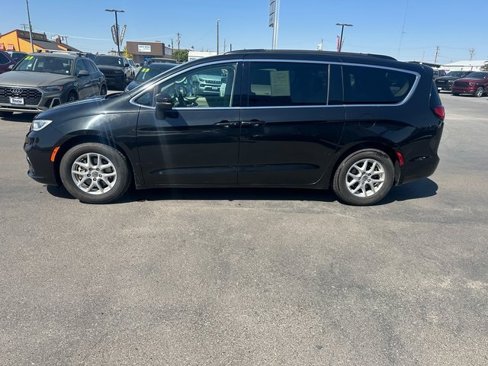 Used 2022 Chrysler Pacifica Touring-L image 7