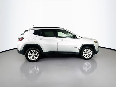 Used 2024 Jeep Compass Latitude image 16
