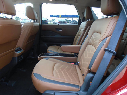 Used 2023 Nissan Pathfinder Platinum image 11