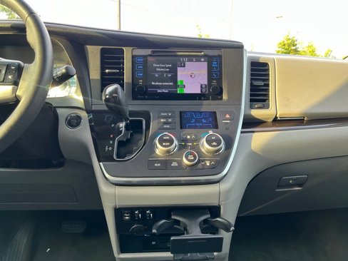 Used 2017 Toyota Sienna XLE image 24