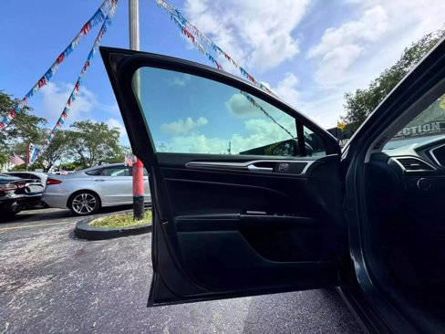 Used 2017 Ford Fusion SE w/ Fusion SE Technology Package image 34