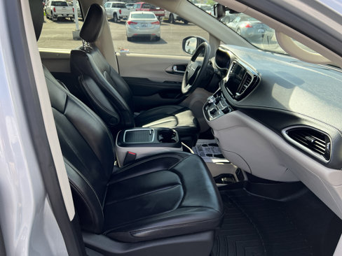 Used 2023 Chrysler Pacifica Touring-L image 22