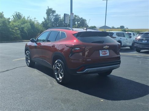 Used 2025 Chevrolet Trax LT image 2