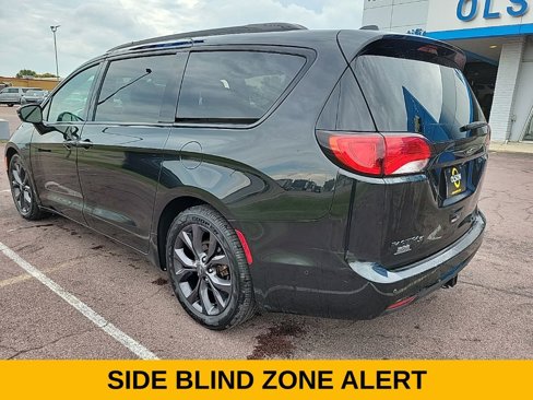 Used 2018 Chrysler Pacifica Limited image 5