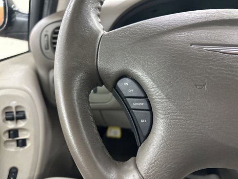 Used 2005 Chrysler Town & Country Limited image 29