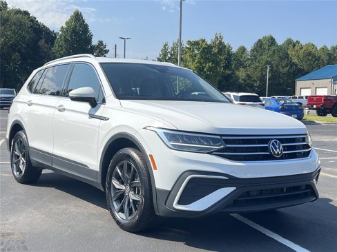 Used 2022 Volkswagen Tiguan SE w/ Panoramic Sunroof Package image 29