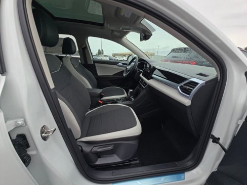 New 2025 Volkswagen Taos SE image 11