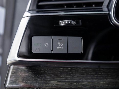 Used 2019 Audi Q8 Premium image 12