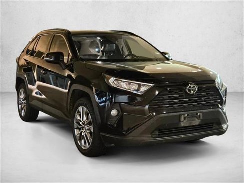 Used 2020 Toyota RAV4 XLE Premium image 3