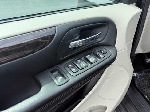 Used 2016 Dodge Grand Caravan SXT image 17