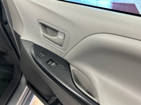 Used 2019 Toyota Sienna L image 9