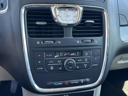 Used 2016 Chrysler Town & Country Touring-L image 9