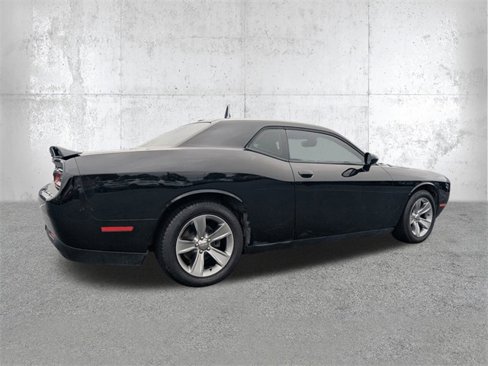 Used 2019 Dodge Challenger SXT image 4