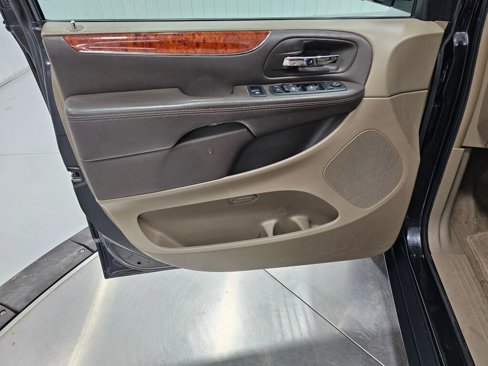 Used 2015 Chrysler Town & Country Touring-L w/ Driver Convenience Group image 25