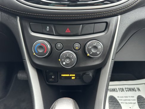 Used 2021 Chevrolet Trax LT w/ LT Convenience Package image 32