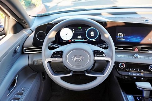 Certified 2024 Hyundai Elantra SEL image 18