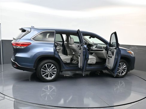 Used 2019 Toyota Highlander SE image 28