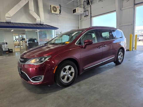 Used 2017 Chrysler Pacifica Touring-L Plus image 2